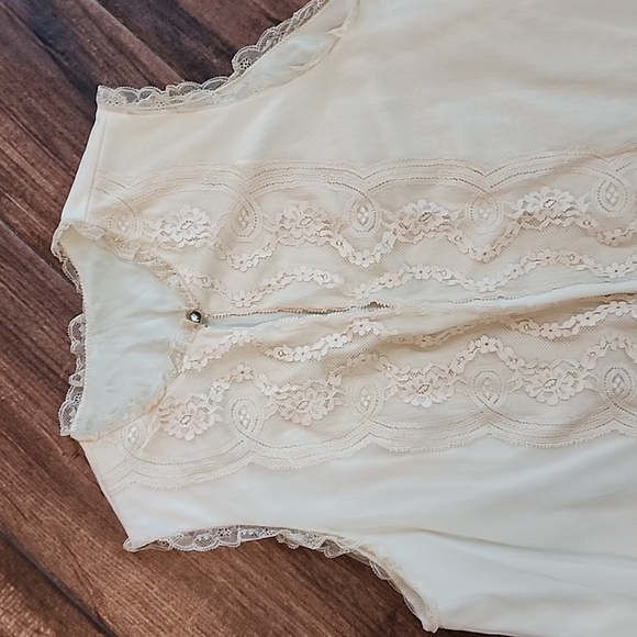 Vanity Fair - Picture 2 of 9